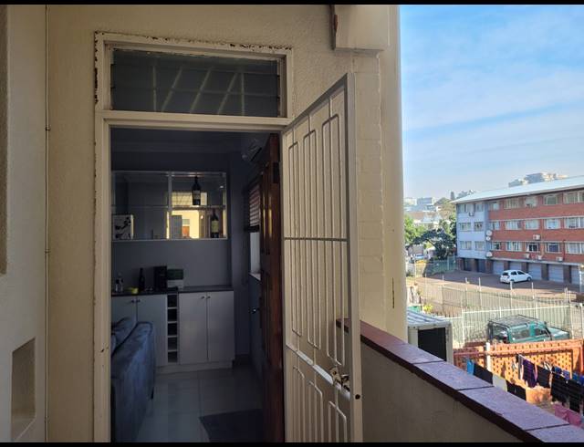 2 BEDROOM FLAT TO LET IN ESSENWOOD